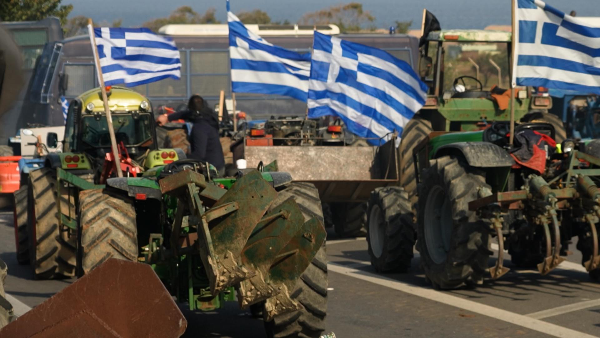 Griechische Fahnen wehen auf Traktoren 