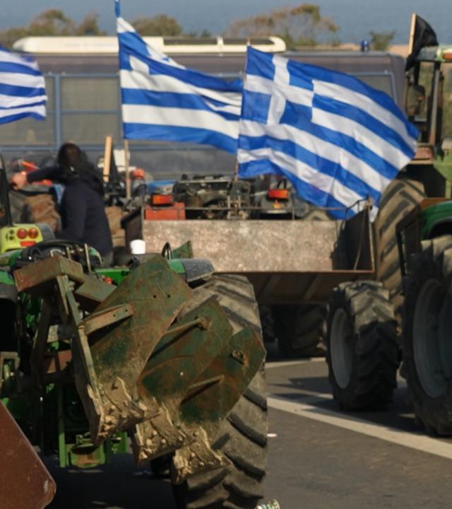 Griechische Fahnen wehen auf Traktoren 