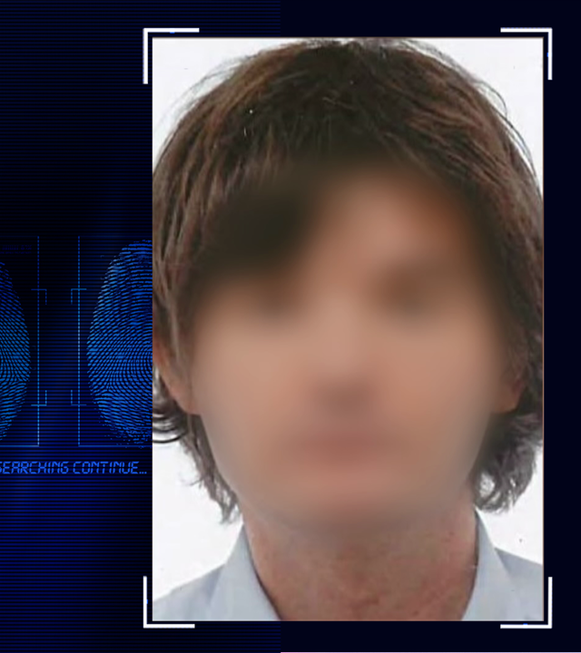 Portraitfoto eines ca. 30 Jahre alten Mannes mit längerem dunkelblonden Haar. Das Gesicht wurde im Bild verfremdet. Links daneben: Lichtschematische Darstellung eines Fingerabdrucks.