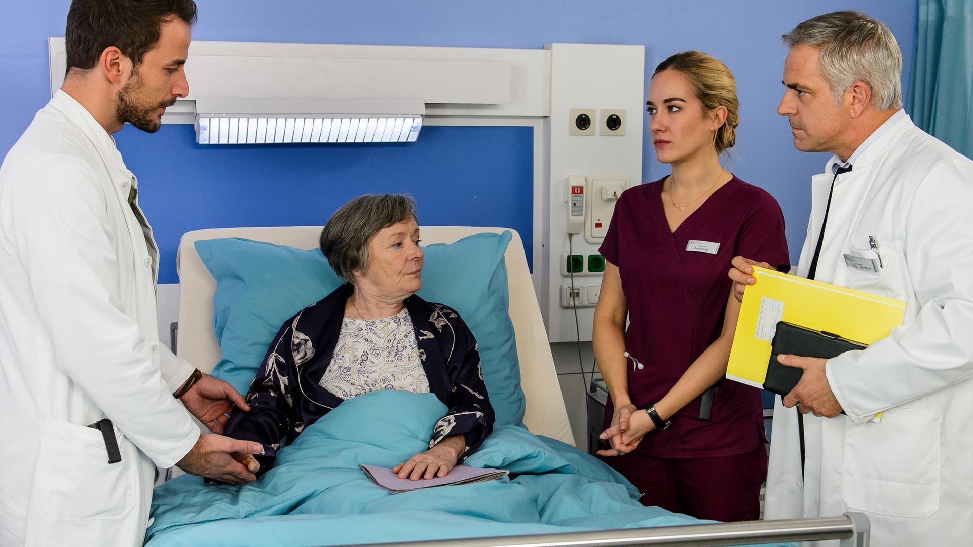 Dr. Stern (Max Alberti), Oma Ilse (Monika Lennartz), Schwester Betty (Annina Hellenthal) und Dr. Alexander von Arnstett (Florian Fitz)