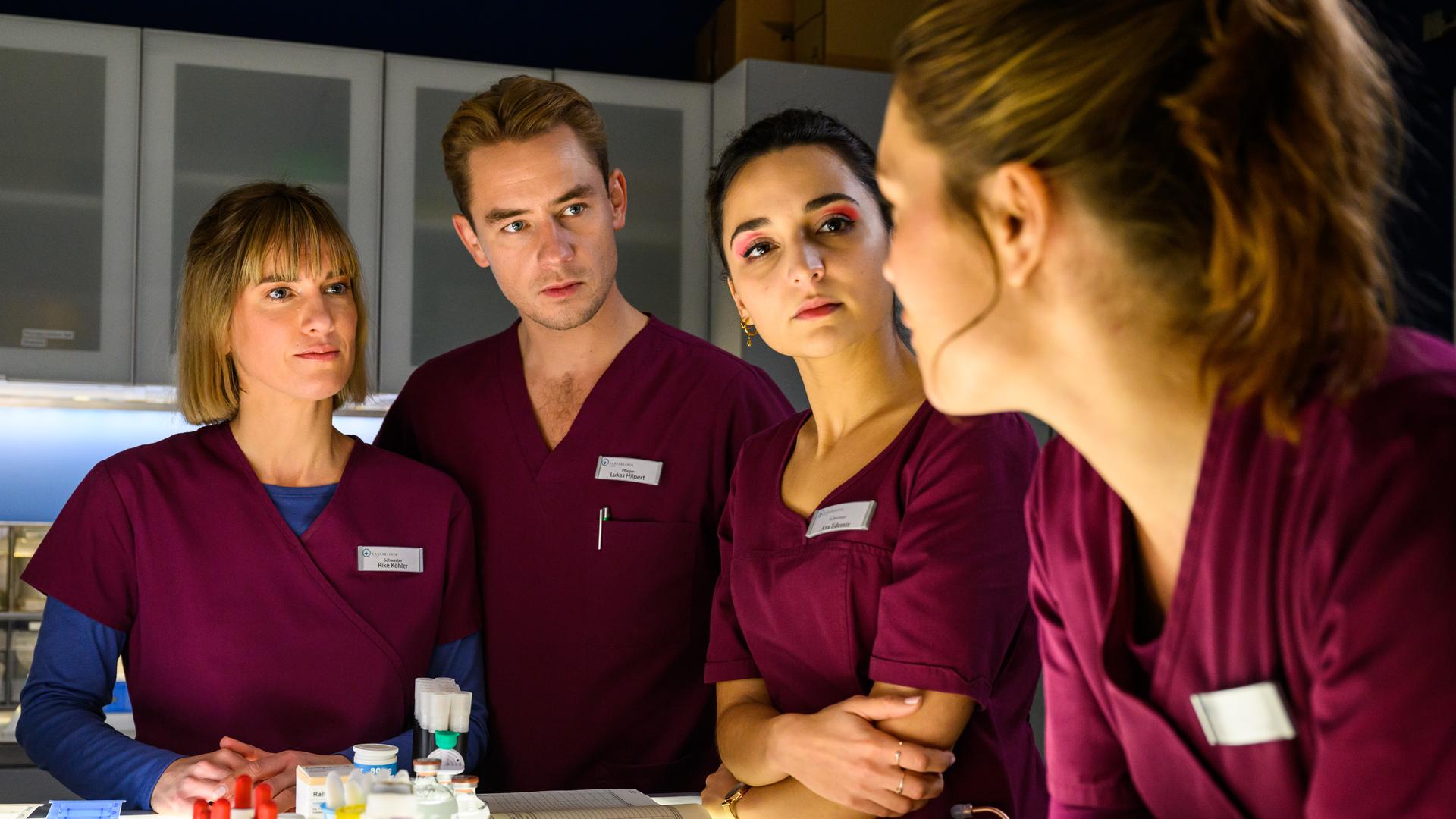 Betty (Henrike Hahn) erzählt ihrem Kollegen und ihren Kolleginnen von ihren Problemen. Rike (Isabell Horn), Lukas (Niklas Löffler) und Ava (Rona Özkan) hören ihr gespannt zu.