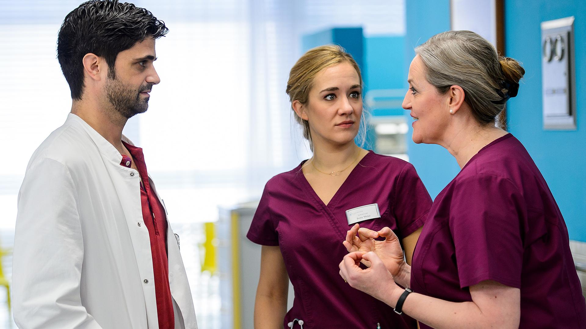 Dr. Marco Behring (Maximilian Grill), Betty Weiss (Annina Hellenthal) und Mechthild Puhl (Sybille J. Schedwill)