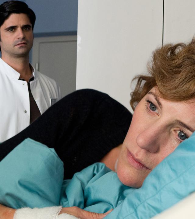 Dr. Behring (Maximilian Grill, hinten) und Barbara (Lilia Lehner, vorne)
