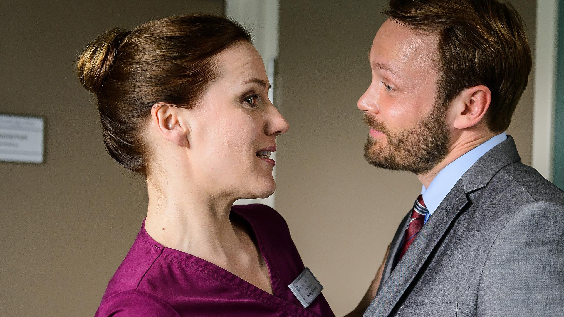 Jan Petersen (Matthias Ziesing) und Betty Dewald (Bettina Lamprecht) 