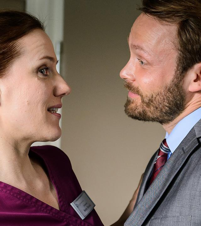 Jan Petersen (Matthias Ziesing) und Betty Dewald (Bettina Lamprecht) 
