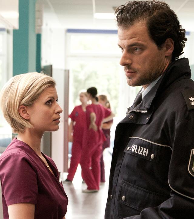  Dr. Behring (Maximilian Grill), Lizzy (Theresa Underberg), Thomas Müller (Tobias Licht) und seine Frau Daniela (Alissa Jung) im Flur der Klinik