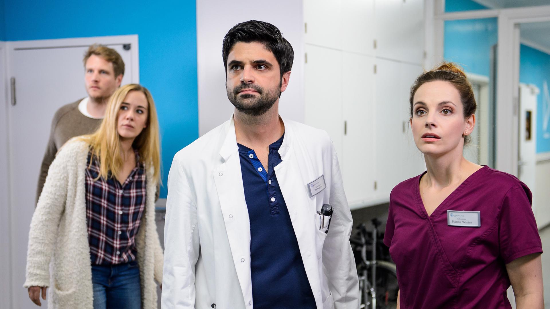 Oliver Weiss (Alexander Koll, l.), Betty Weiss (Annina Hellenthal, 2.v.l.), Dr. Marco Behring (Maximilian Grill, 2.v.r.) und Hanna Winter (Marie Zielcke, r.)