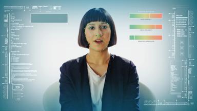 Frau wird über Bewerbungssoftware gescannt