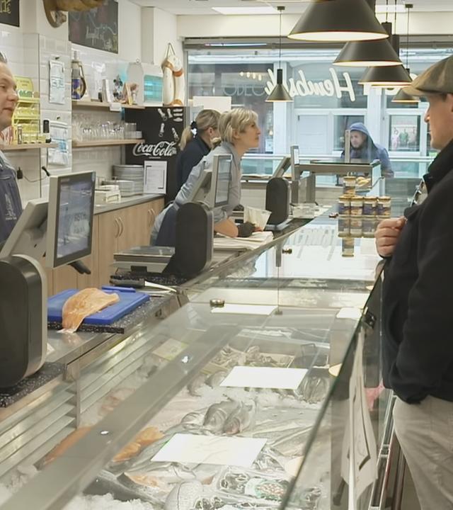 Das Klientel kauft bei einem Fischhändler ein.