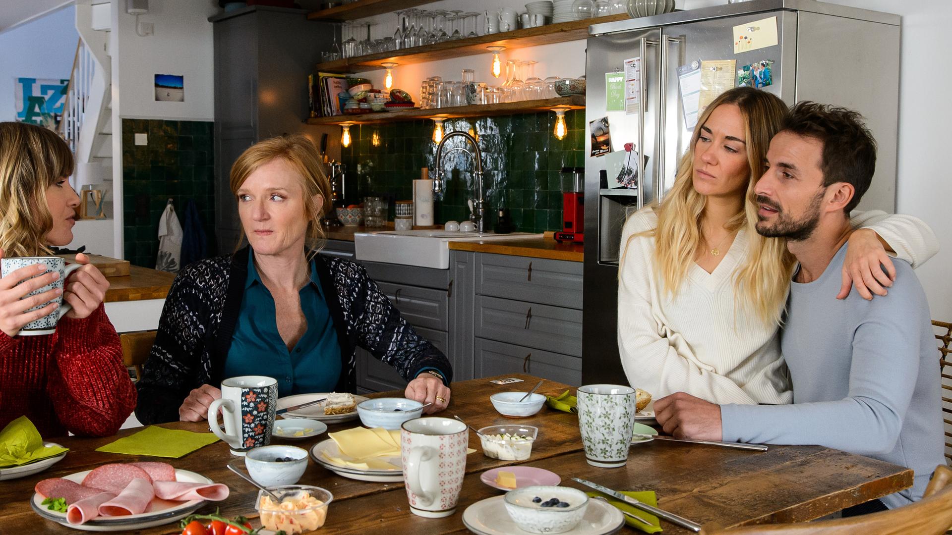Rike (Isabell Horn), Gabriele (Nina Petri), Betty (Annina Hellenthal) und Dr. Frank Stern (Max Alberti) sitzen zusammen am Frühstückstisch in Bettys Küche.
