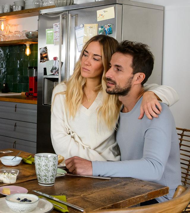 Rike (Isabell Horn), Gabriele (Nina Petri), Betty (Annina Hellenthal) und Dr. Frank Stern (Max Alberti) sitzen zusammen am Frühstückstisch in Bettys Küche.