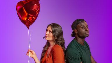 Frau und Mann sitzen mit Rücken zueinander und halten Luftballons in der Hand