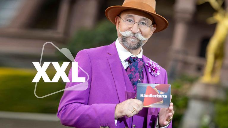 Bares für Rares XXL, Horst Lichter mit einer Händlerkarte in den Händen