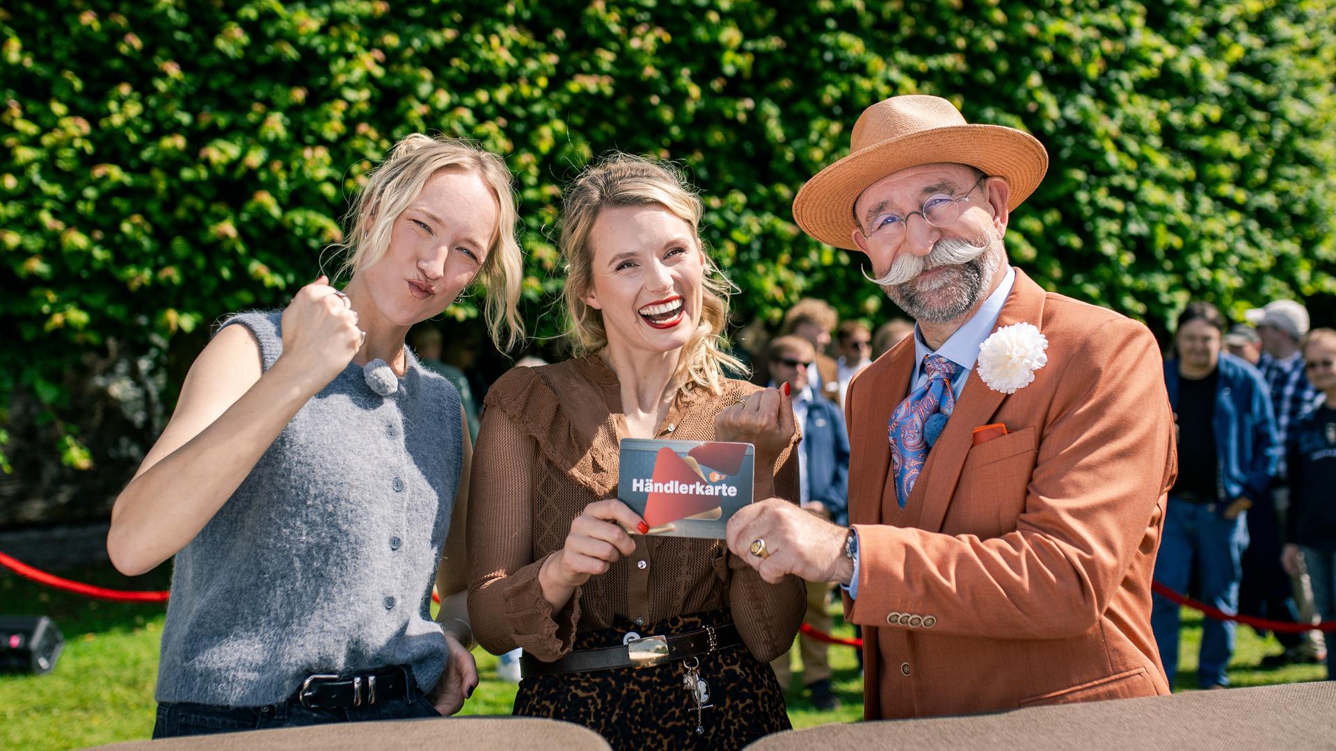 Von links: Leonie Bartsch, Linn Schütze und Horst Lichter bei "Bares für Rares XXL"