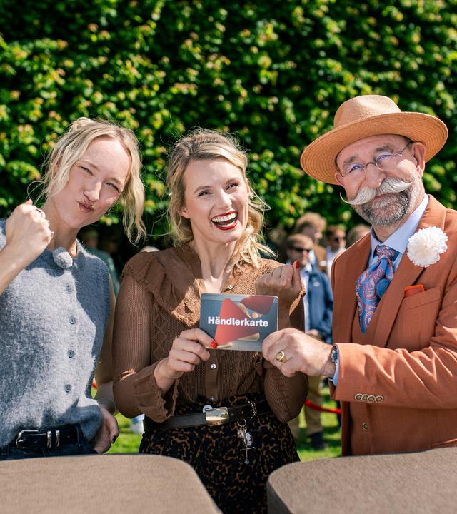 Von links: Leonie Bartsch, Linn Schütze und Horst Lichter bei "Bares für Rares XXL"