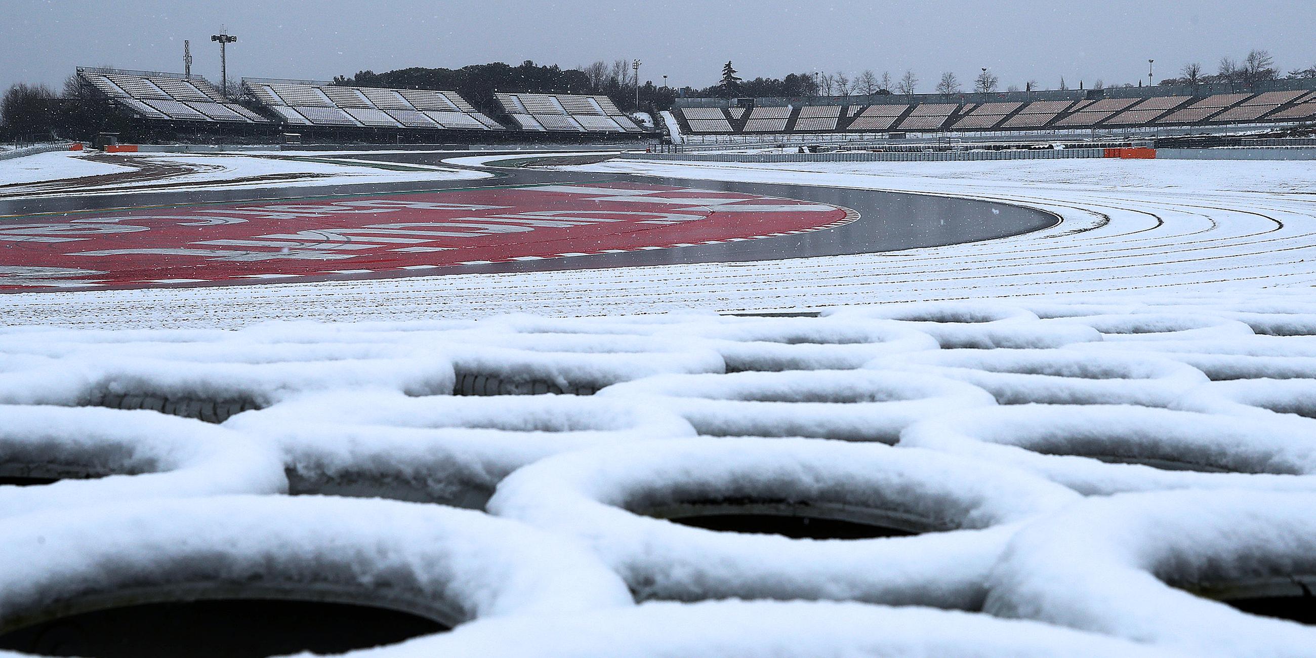 Schnee liegt auf der Rennstrecke Circuit de Barcelona-Catalunya, aufgenommen am 28.02.2018