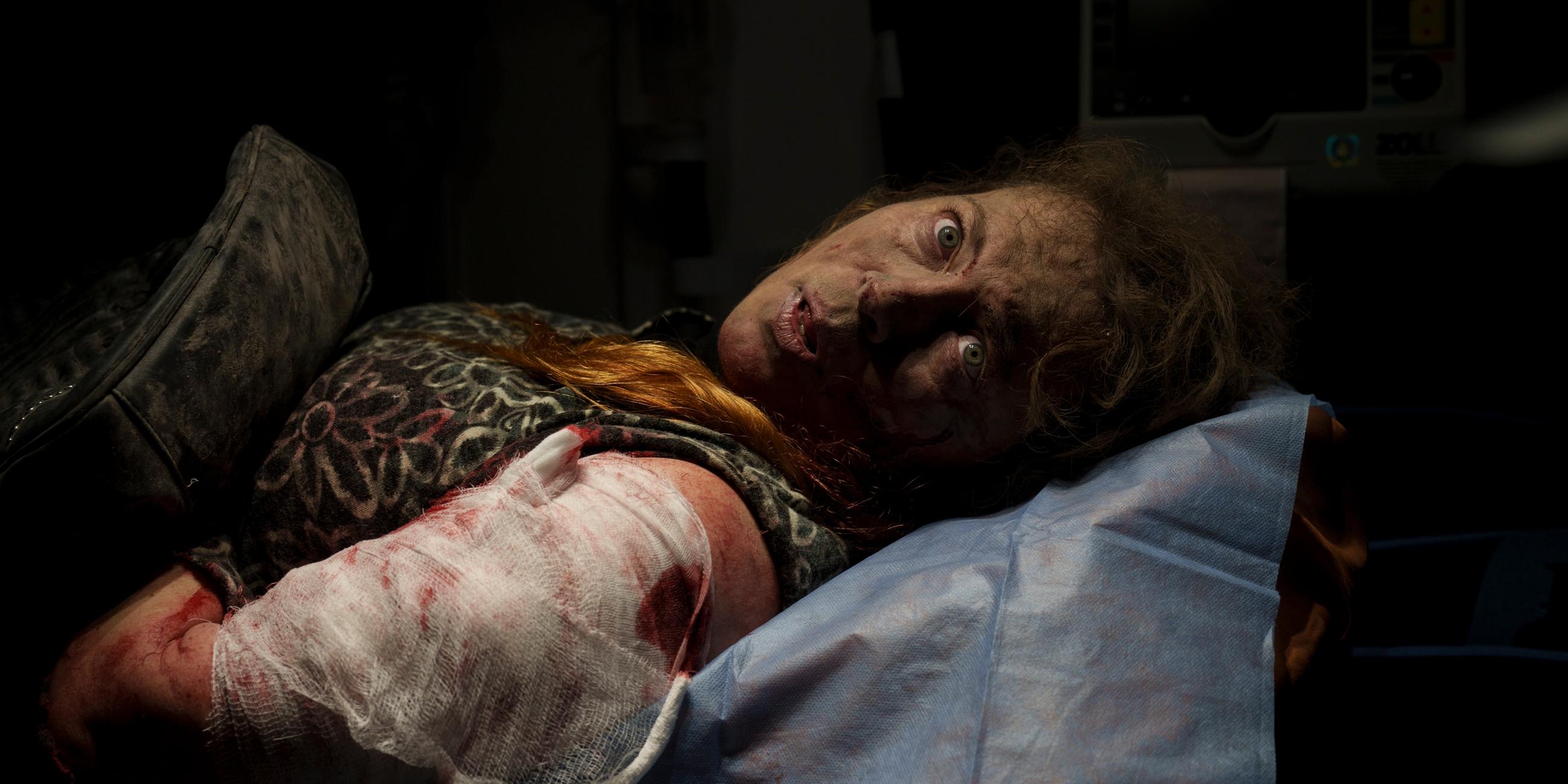 Ein verwundeter Einwohner liegt in einem Krankenwagen, bevor er in ein Krankenhaus in Kherson, Südukraine, gebracht wird, aufgenommen am 24.11.2022