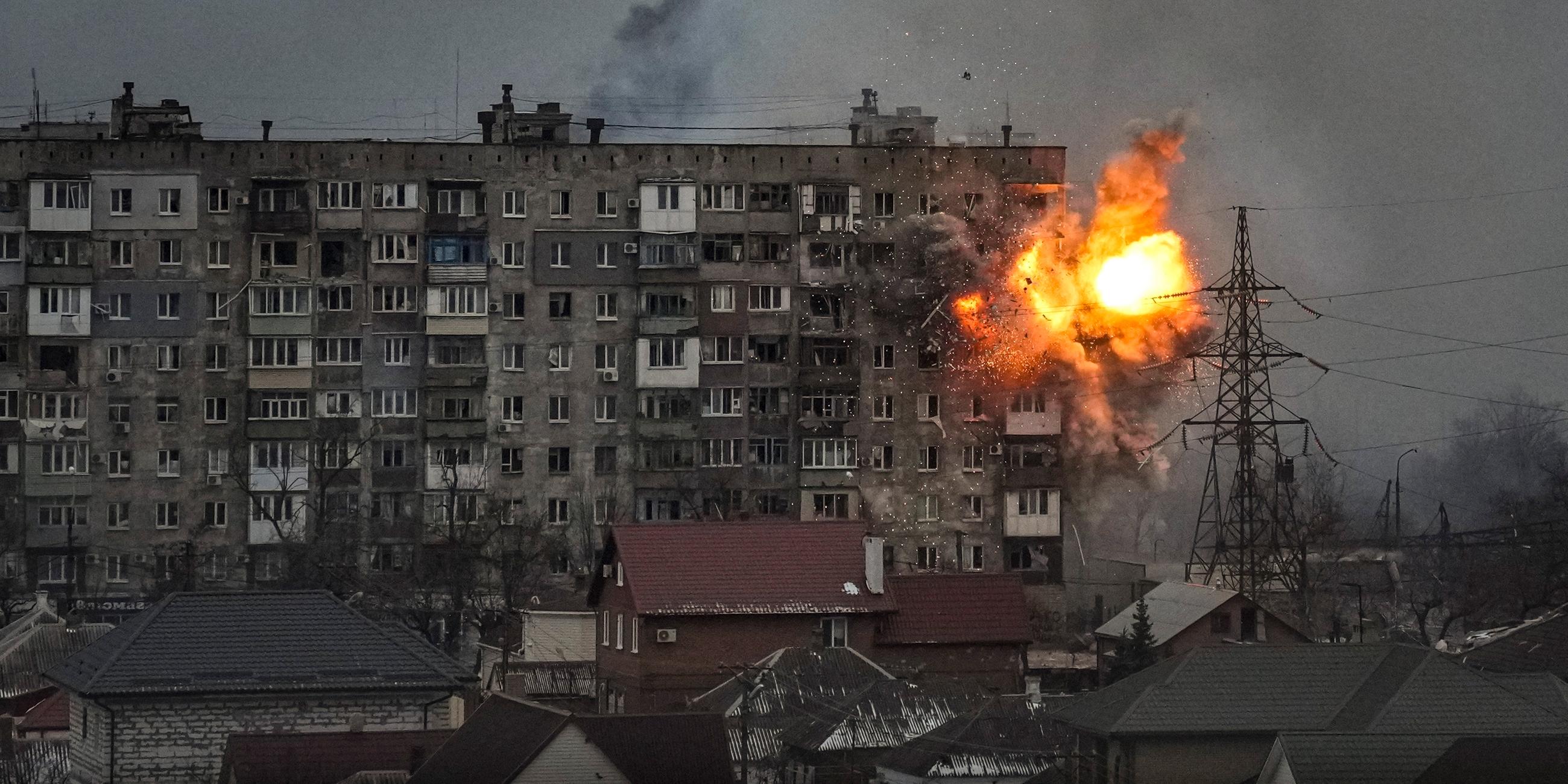 Eine Explosion geht von einem Wohnhaus in der Mytropolytska-Straße 110 aus, aufgenommen am 1.03.2022 in Mariupol (Ukraine