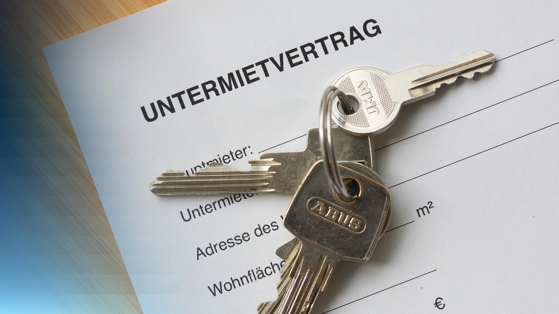 Schlüssel die auf einem nicht ausgefülltem Untermietvertrag liegen. 
