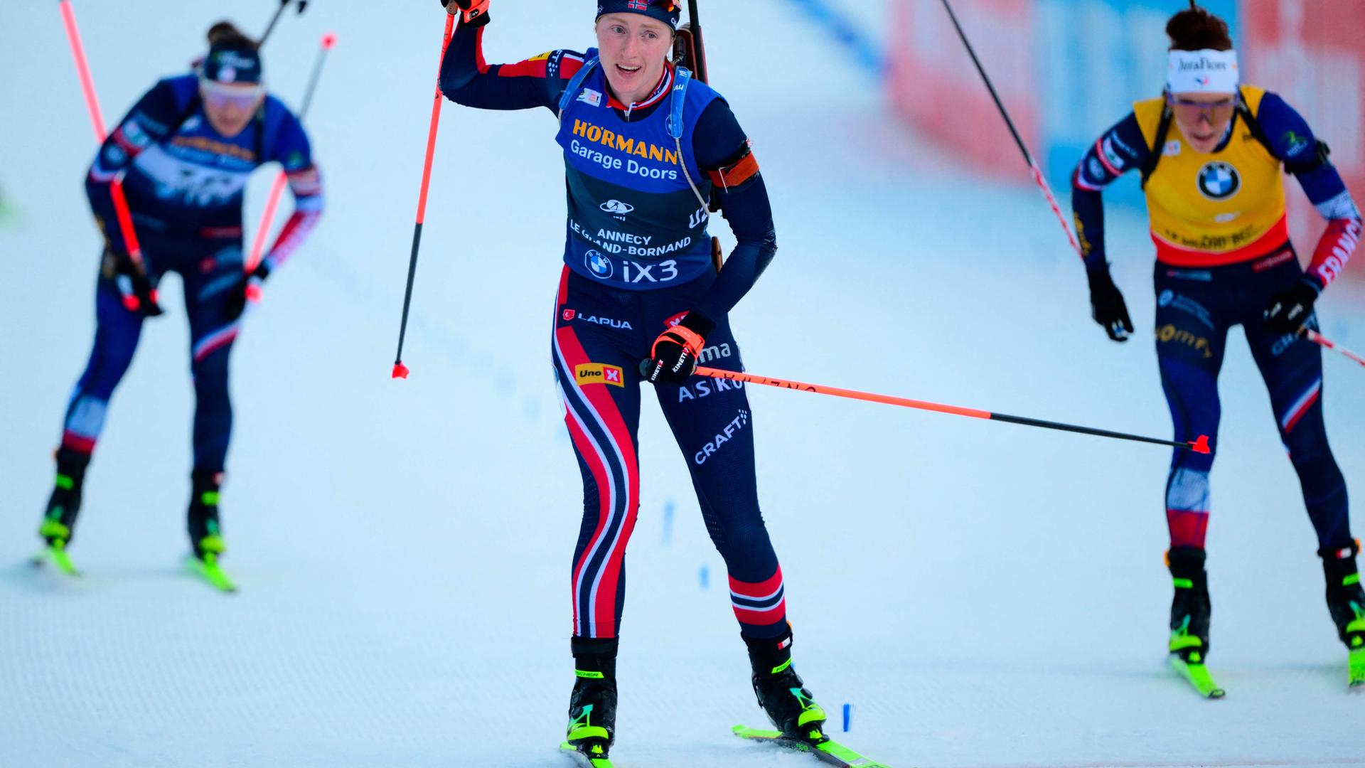 Maren Kirkeeide lässt im Massenstart die Konkurrenz hinter sich