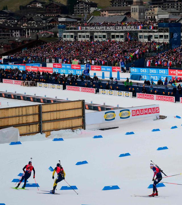 TOPSHOT – Biathleten im Einsatz beim 12,5-km-Verfolgungsrennen der Männer im IBU Biathlon-Weltcup.