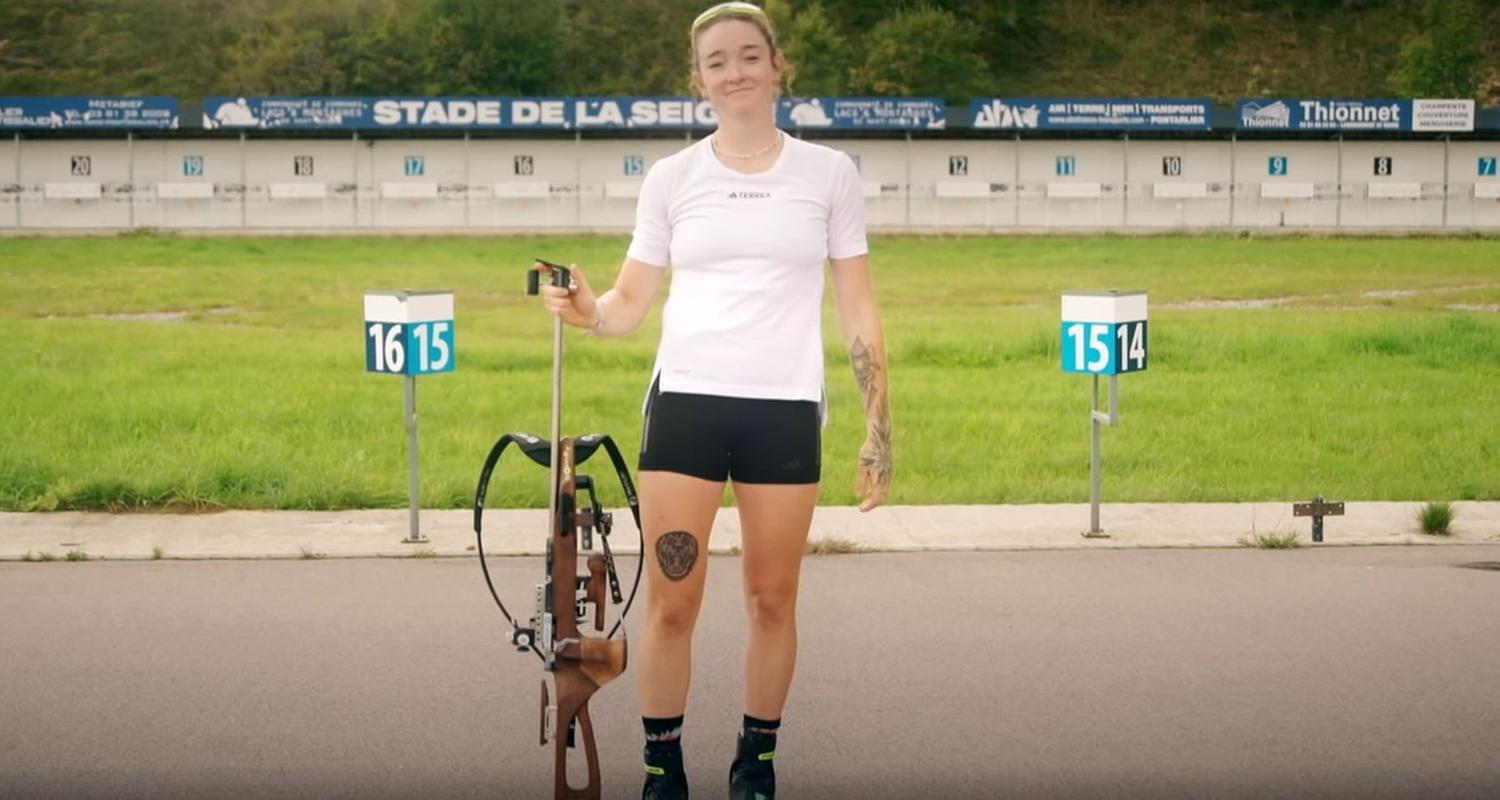 Die französische Top-Biathletin Lou Jeanmonnot steht vor einem Trainings-Schießstand