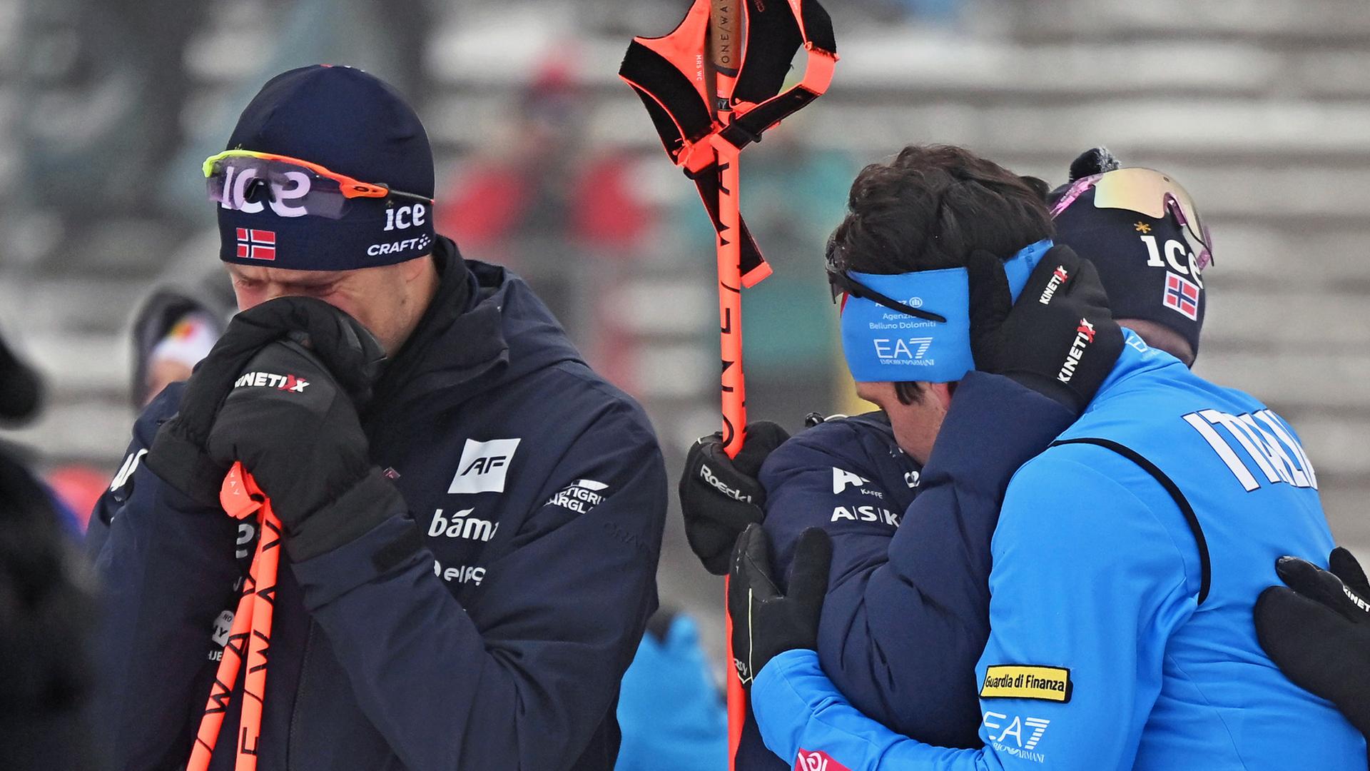 Tommaso Giacomel (Italien) trauert beim 10-km-Sprint der Männer im Weltcup gemeinsam mit dem norwegischen Team während einer Gedenkminute für den verstorbenen Biathleten Sivert Bakken.