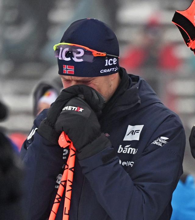 Tommaso Giacomel (Italien) trauert beim 10-km-Sprint der Männer im Weltcup gemeinsam mit dem norwegischen Team während einer Gedenkminute für den verstorbenen Biathleten Sivert Bakken.