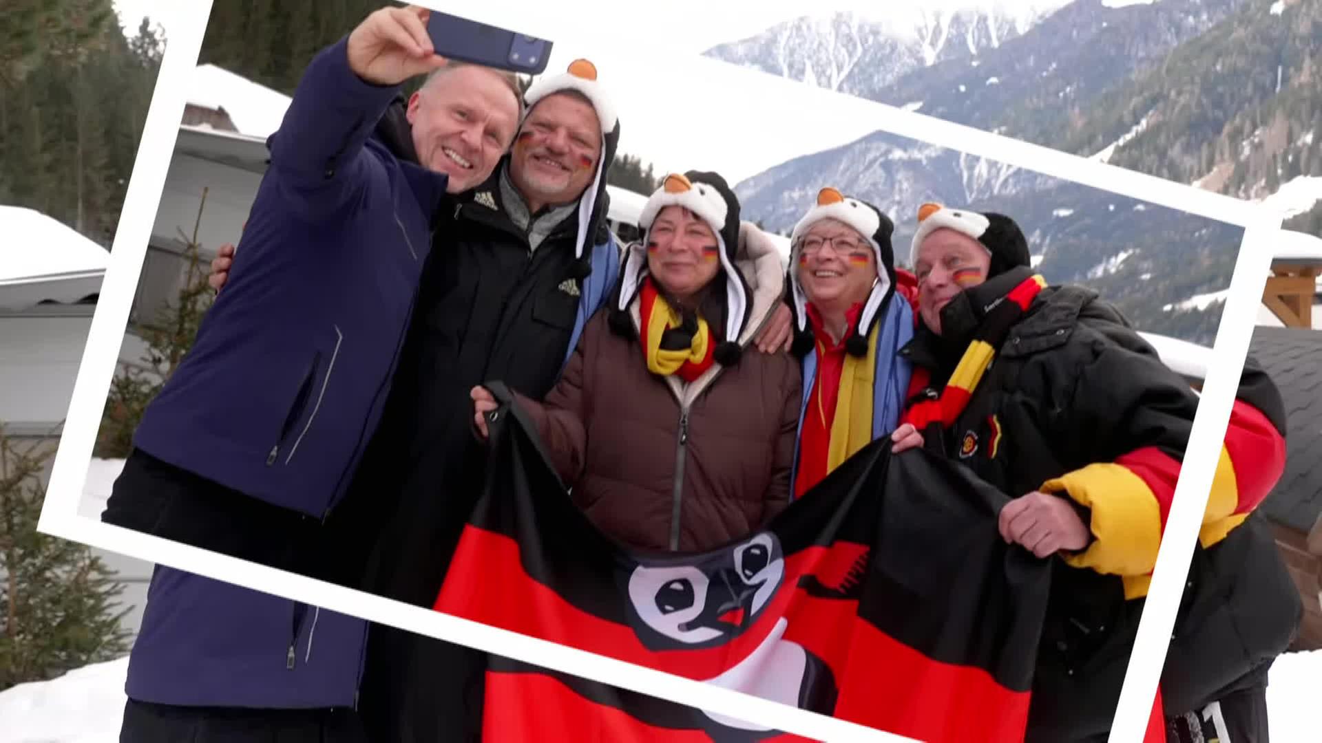 ZDF-Reporter Alex Ruda mit Biathlon-Fans in Antholz