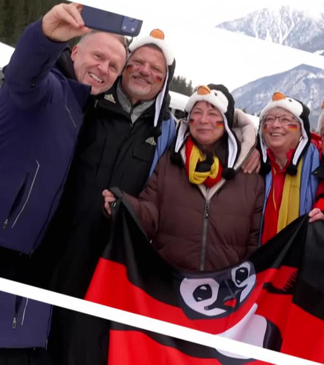 ZDF-Reporter Alex Ruda mit Biathlon-Fans in Antholz