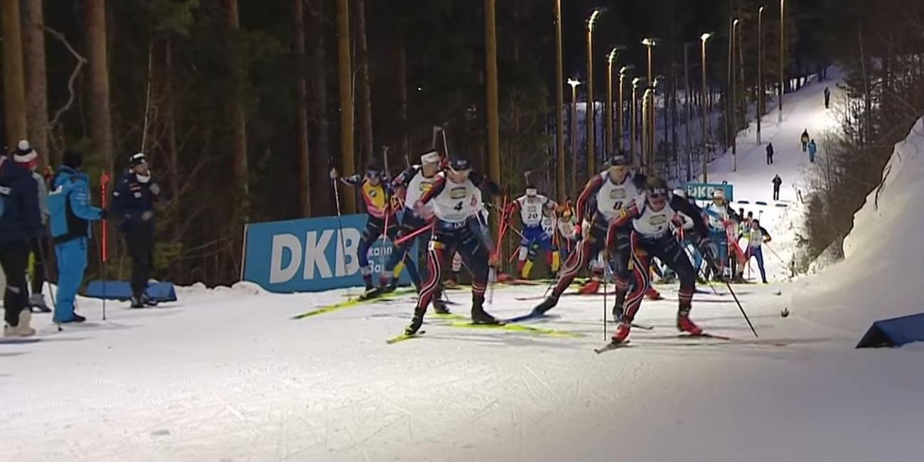 Beim Biathlon-Massenstart der Männer in Kontiolathi erklimmen diese den ersten Hügel