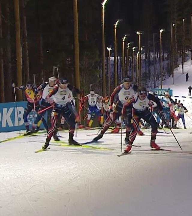 Beim Biathlon-Massenstart der Männer in Kontiolathi erklimmen diese den ersten Hügel