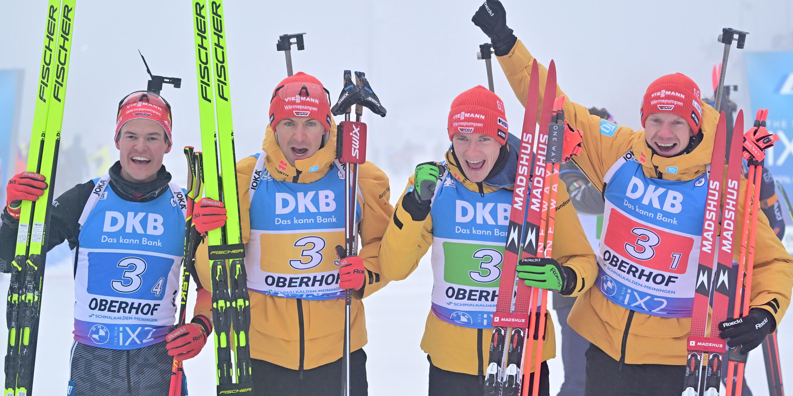 Philipp Horn, Philipp Nawrath, Benedikt Doll und Roman Rees aus Deutschland feiern den zweiten Platz im Ziel.