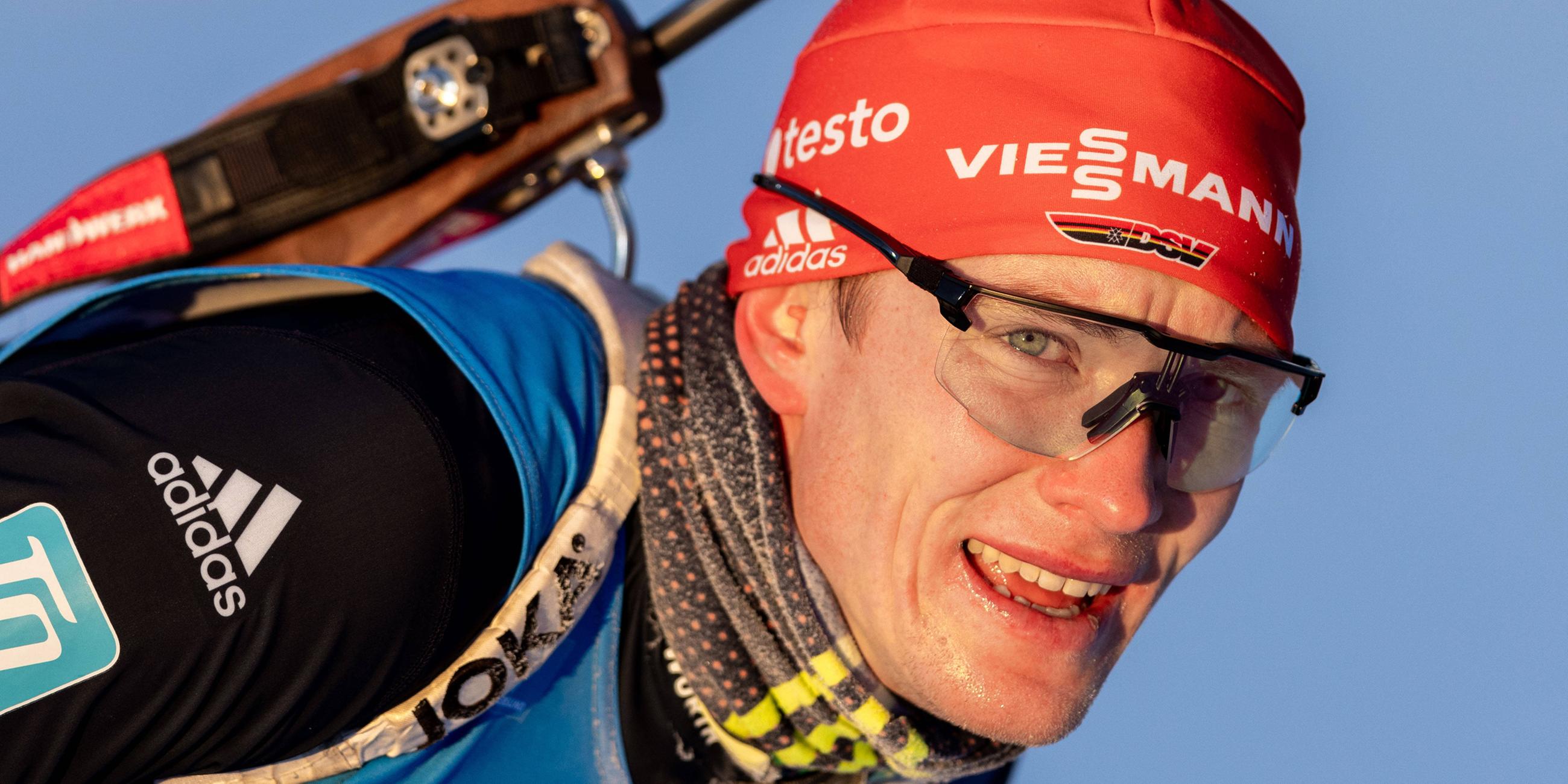 Benedikt Doll (Nr.11) in Aktion beim Biathlon der Männer in Östersund.