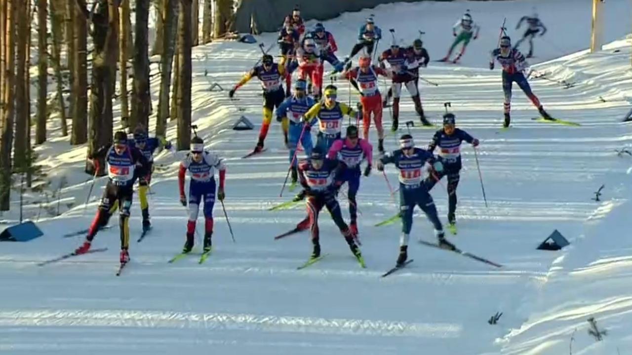 Die Biathleten fahren bei der Biathlon-Staffel in Kontiolahti den Hügel hinab