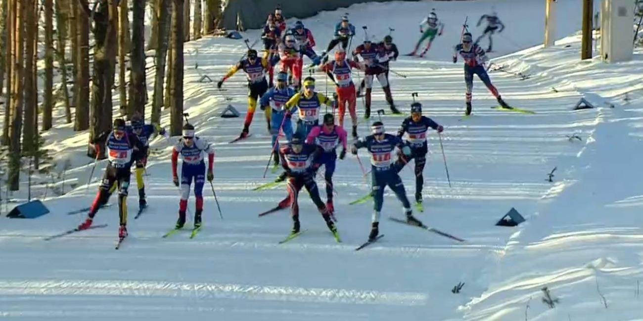 Die Biathleten fahren bei der Biathlon-Staffel in Kontiolahti den Hügel hinab