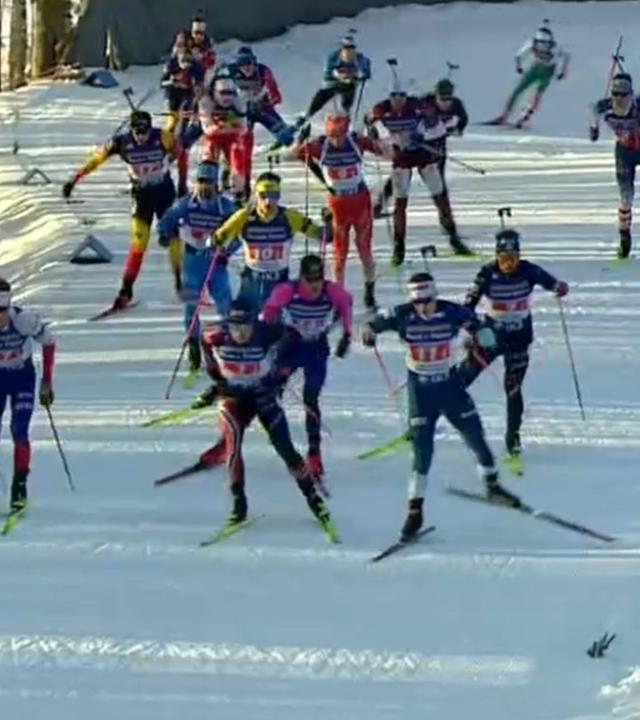 Die Biathleten fahren bei der Biathlon-Staffel in Kontiolahti den Hügel hinab