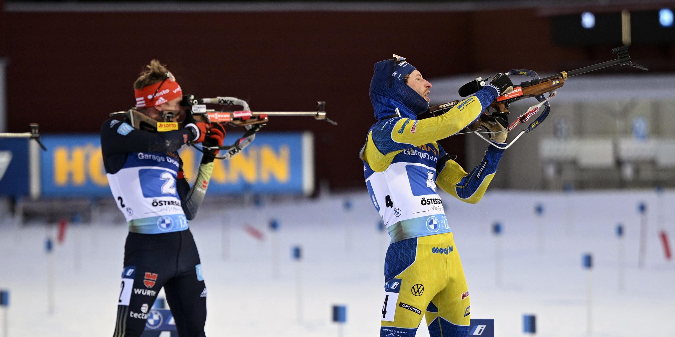 11.03.2023, Östersund, Schweden: Peppe Femling (Schweden) und Benedikt Doll (Deutschland) beim letzten Schießen