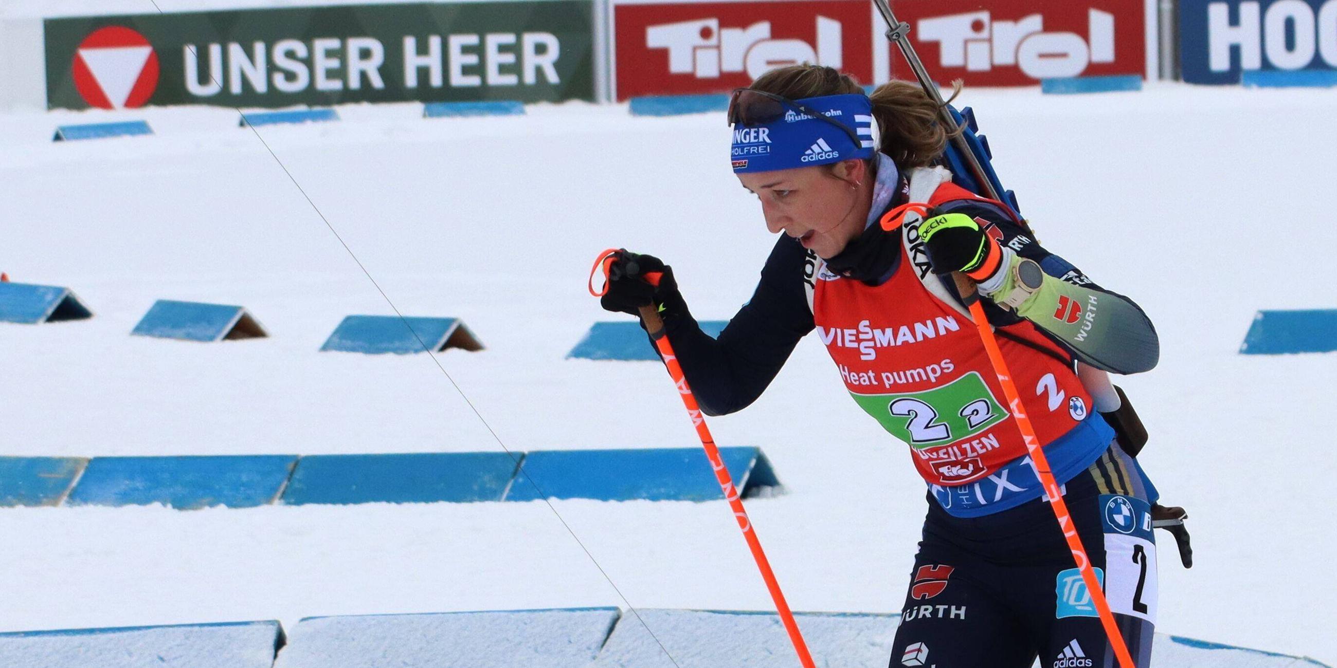 11.12.2022, Hochfilzen, Österreich: Franziska Preuß während des 4x6-km-Staffelrennens der Frauen beim Biathlon-Weltcup