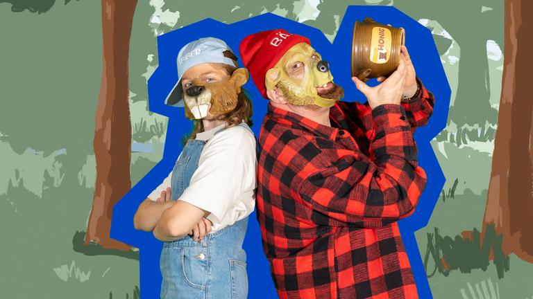 Zwei Personen stehen Rücken an Rücken. Die linke Person hat verschränkte Arme, eine blaue Cap und eine Bieber Maske auf. Die rechte Person hat einen Honigtopf in den Händen und trägt eine rote Mütze und eine Bärenmaske.