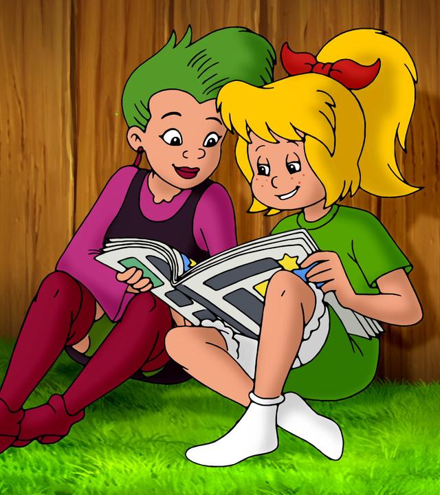 Schubia und Bibi sitzen am Zaun und lesen in der Zeitung.