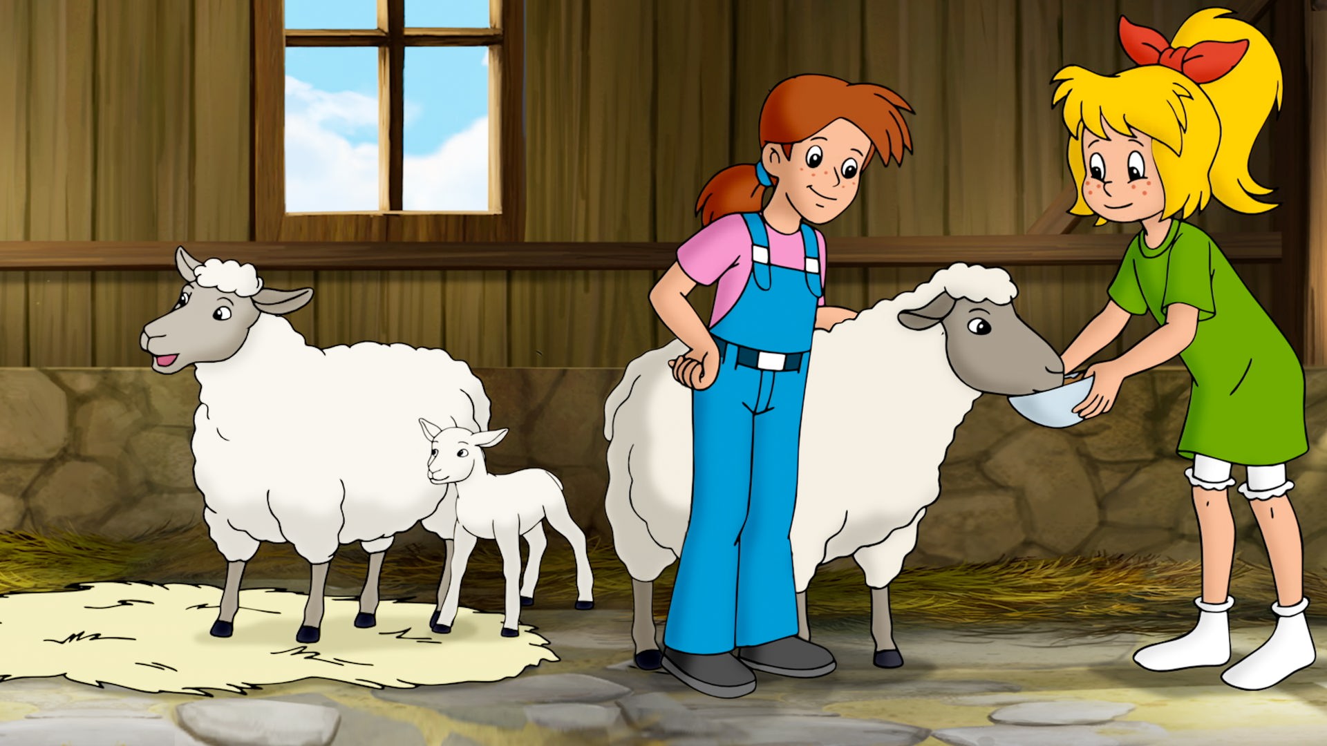 Bibi und Margie stehen in einem Schafstall vor einem Schaf. Bibi hält es eine Schale hin, aus dem es trinkt.