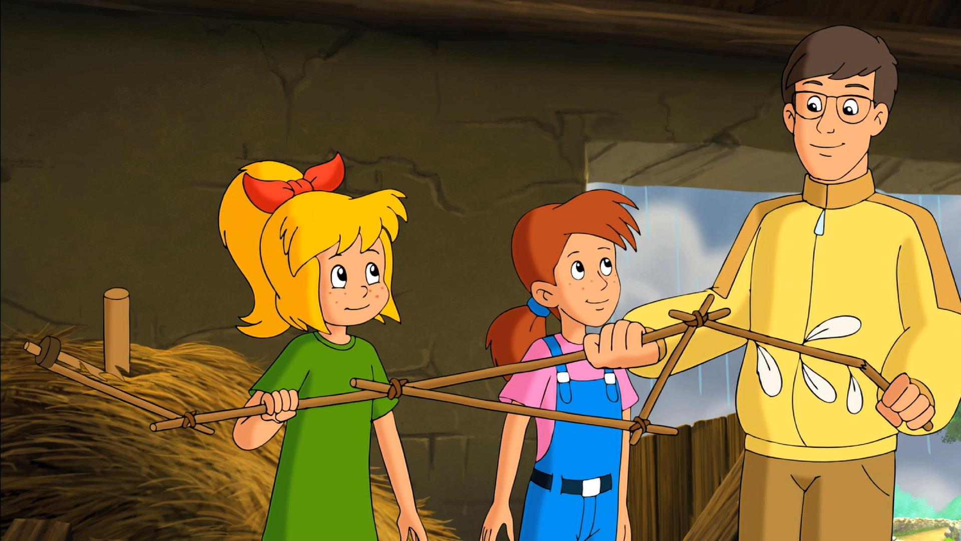 Bibi und Margie experimentieren zusammen mit dem Erfinder und bauen ein Holzgerüst zusammen.