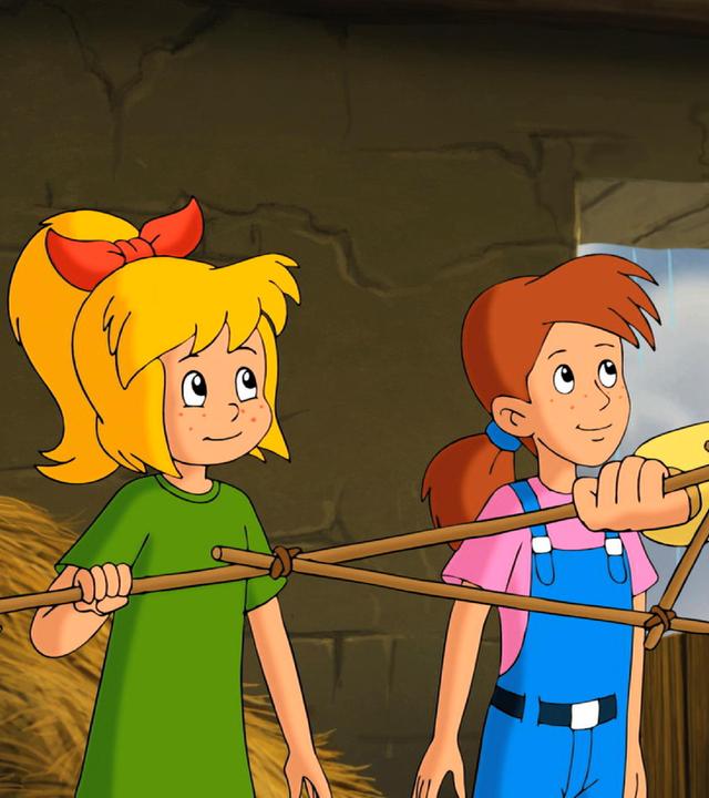 Bibi und Margie experimentieren zusammen mit dem Erfinder und bauen ein Holzgerüst zusammen.