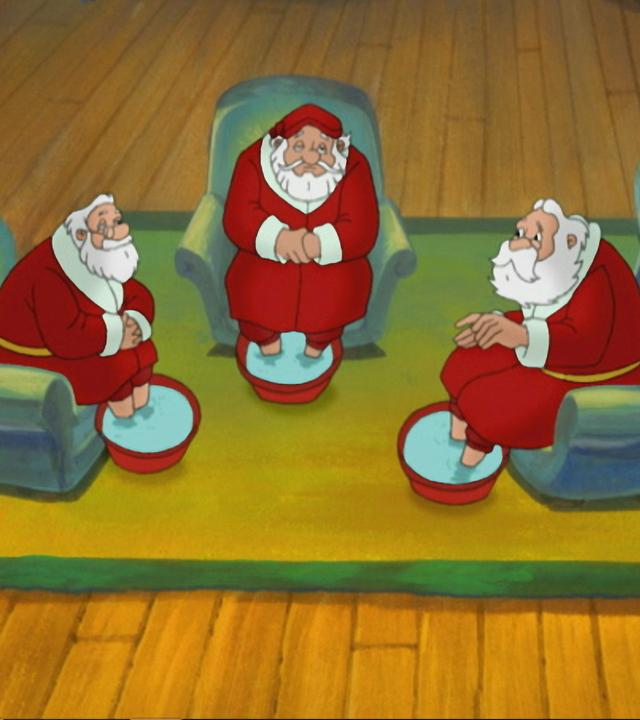 Drei Weihnachtsmänner sitzen mit den Füßen in Eimern voll dampfenden Wasser in einem Dreieck aus Sesseln.