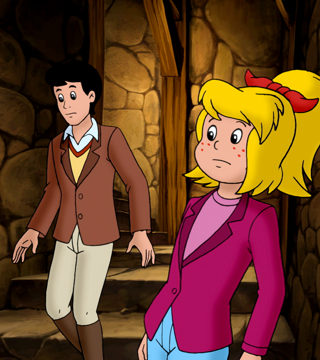 Bibi und ihre Freunde suchen in der schaurigen Burgruine nach dem Schatz. Tina wirkt etwas beunruhigt.