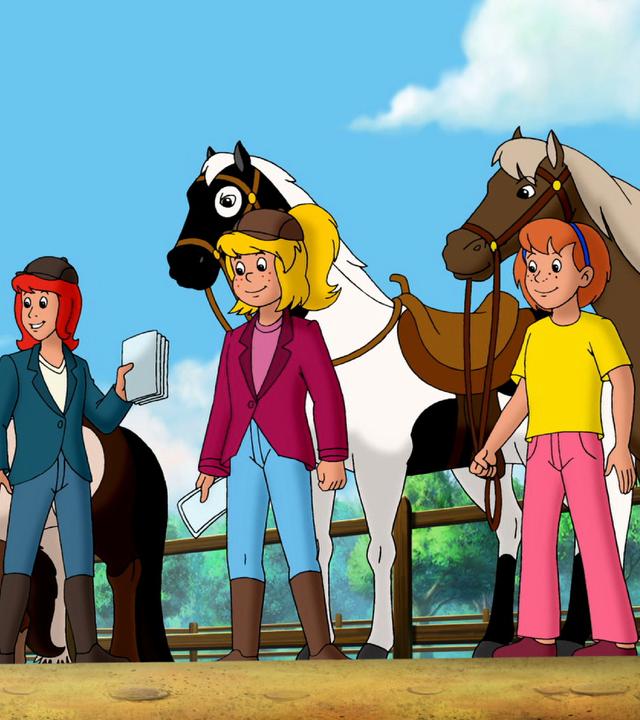 Bibi und Tina stehen in einer Reihe mit drei weiteren Kindern. Tina hält die Quizkarten für das Pferdequiz in der Hand. Hinter den Kindern stehen ebenfalls aufgereiht mehrere Pferde.