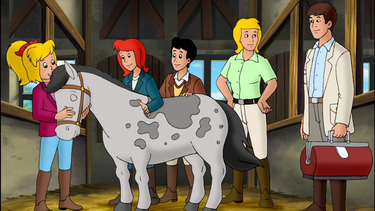 Die Familie auf dem Martinshof kümmert sich um das Zirkuspony Snoopy. Bibi hält den Kopf des Ponys in ihrem Armen und streichelt ihn.