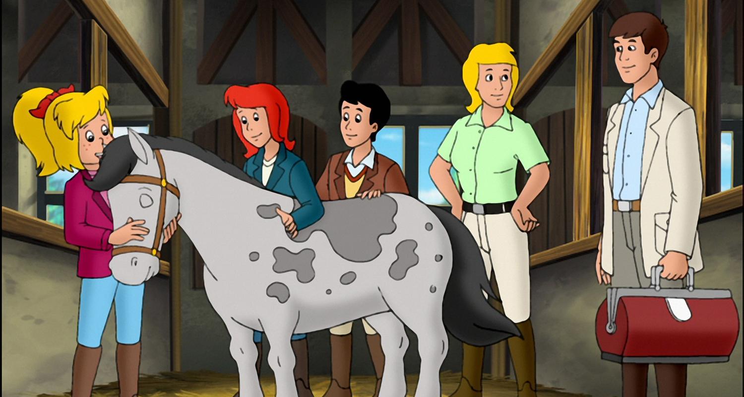 Die Familie auf dem Martinshof kümmert sich um das Zirkuspony Snoopy. Bibi (links) hält den Kopf des Ponys in ihrem Armen und streichelt ihn.