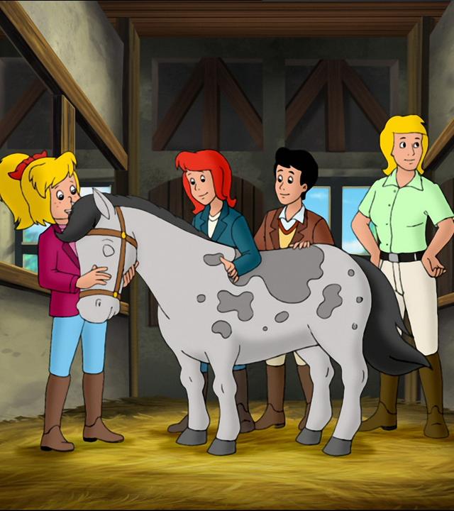 Die Familie auf dem Martinshof kümmert sich um das Zirkuspony Snoopy. Bibi hält den Kopf des Ponys in ihrem Armen und streichelt ihn.